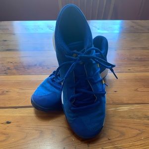 Boys 6 youth Basketball Nike Shoes